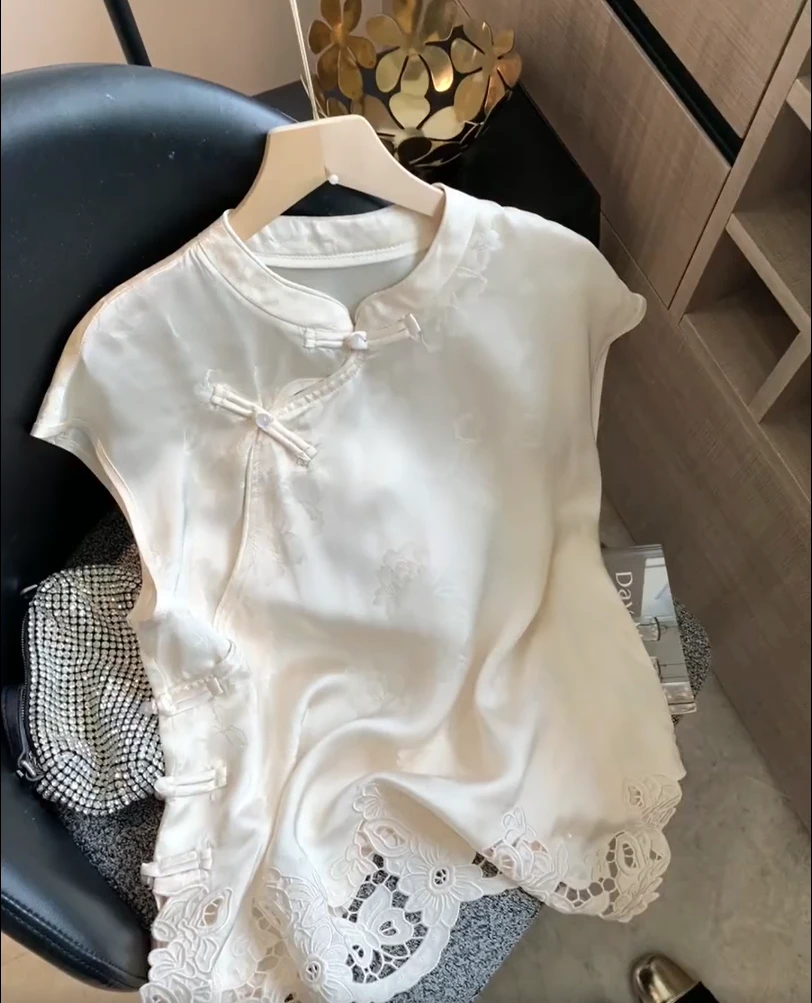 2025年夏季新款新中式镂空刺绣斜襟盘扣无袖衬衫女清冷感气质上衣