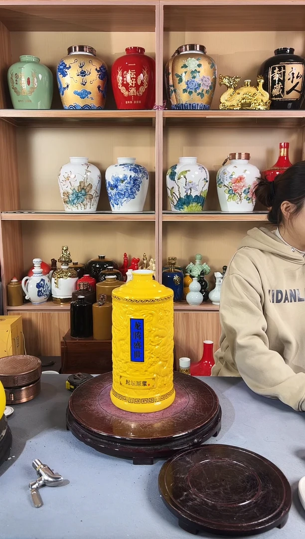 黄色龙腾盛世5斤陶瓷盖