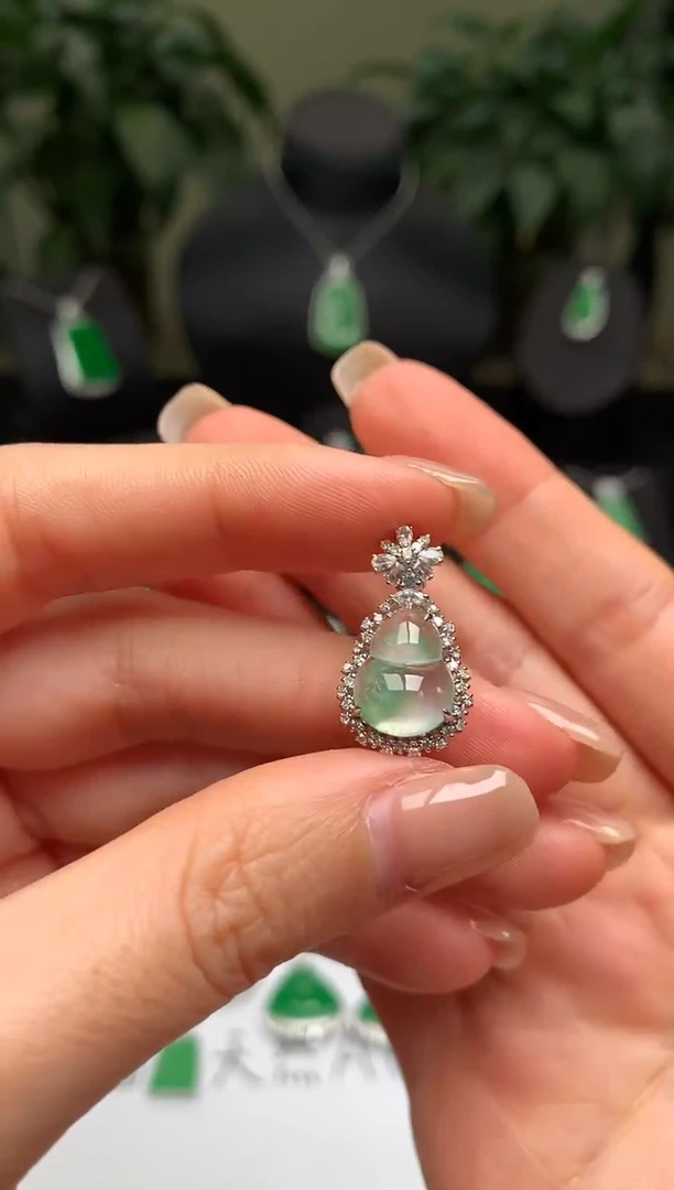 颈饰18K金镶嵌翡翠葫芦