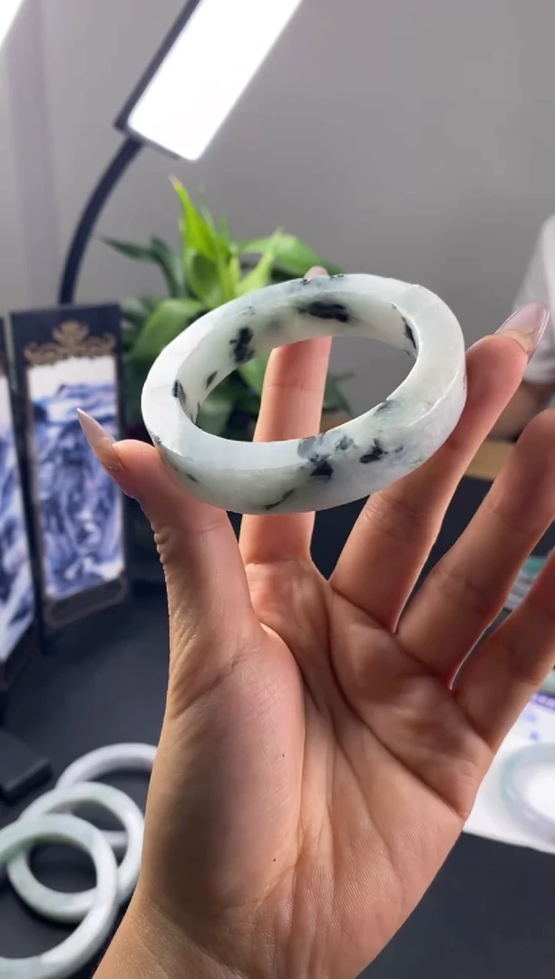 未镶嵌正圈定制翡翠翡翠手镯