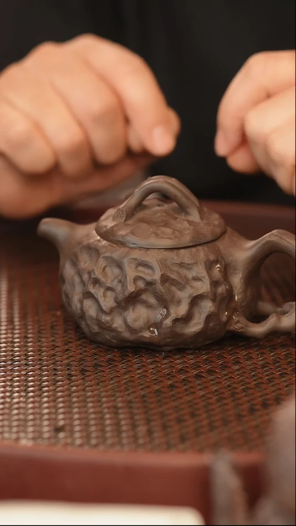 茶壶紫砂供春 微瑕 黑金沙 180cc