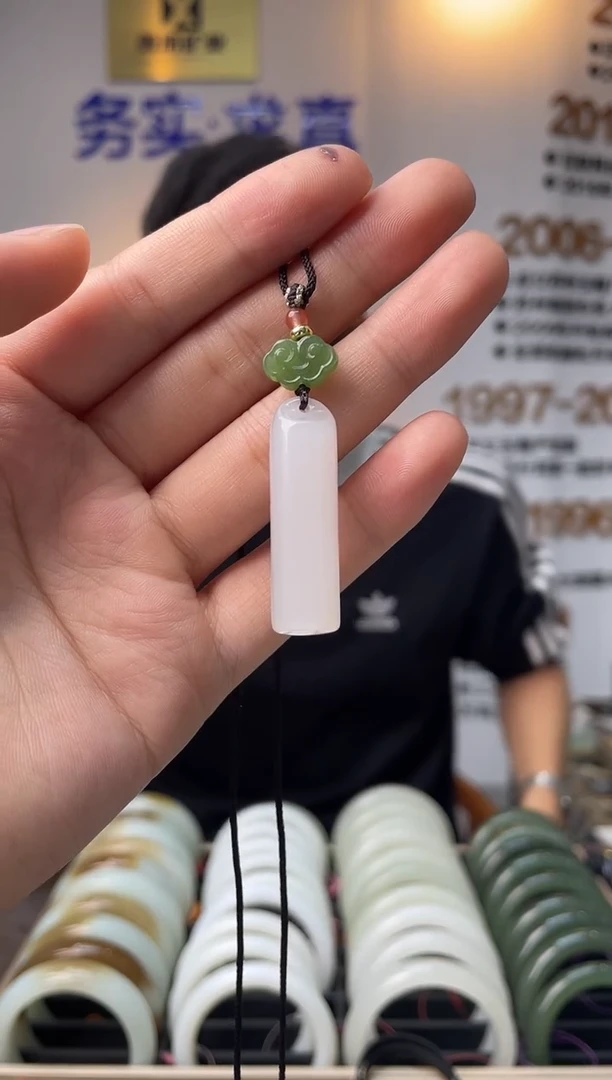 颈饰未镶嵌和田玉白玉翎管吊坠一件