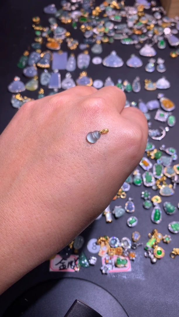 【闪购商品】翡翠吊坠(不含链)18K金镶嵌尺寸较小颜色随机
