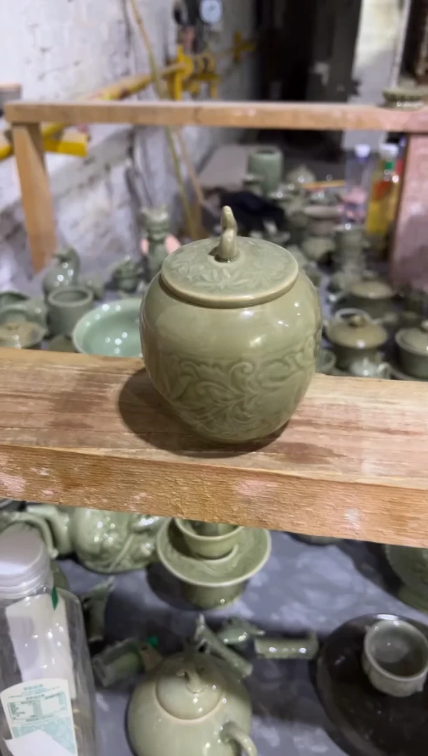 微瑕耀州窑青瓷莲纹茶叶罐