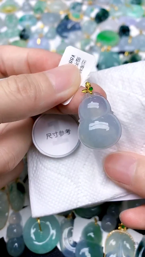 颈饰18K金镶嵌翡翠天然A货翡翠