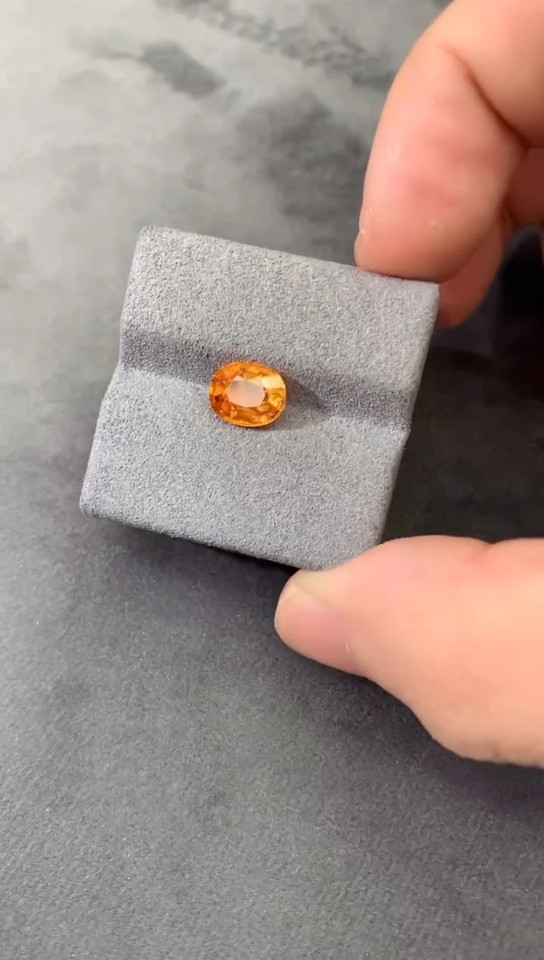 未镶嵌裸石石榴石（芬达石）2.34CT