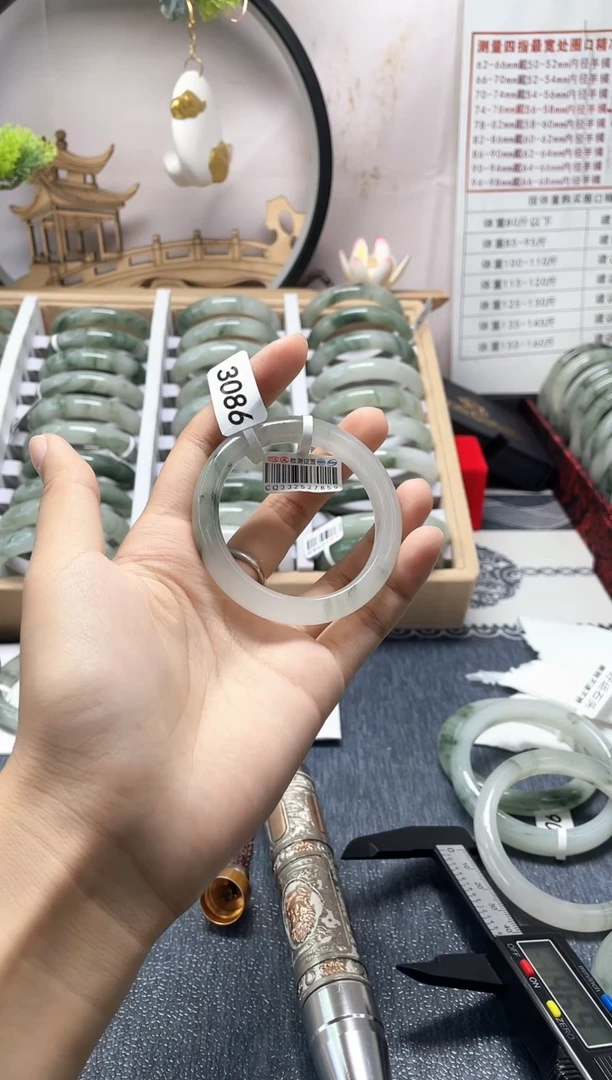 未镶嵌手镯石英质玉3086