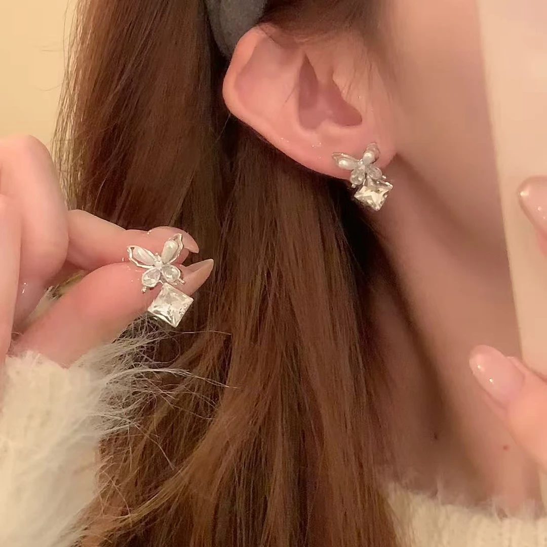 铜合金锆石耳饰 秋冬气质珍珠蝴蝶方糖耳环女轻奢高级感耳针耳饰