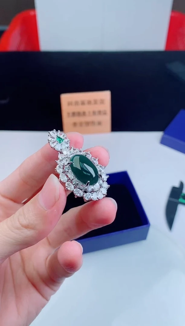 颈饰未镶嵌翡翠