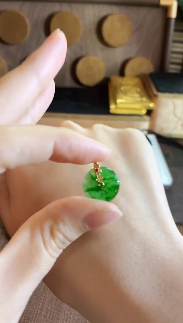 翡翠18K金镶嵌颈饰吊坠