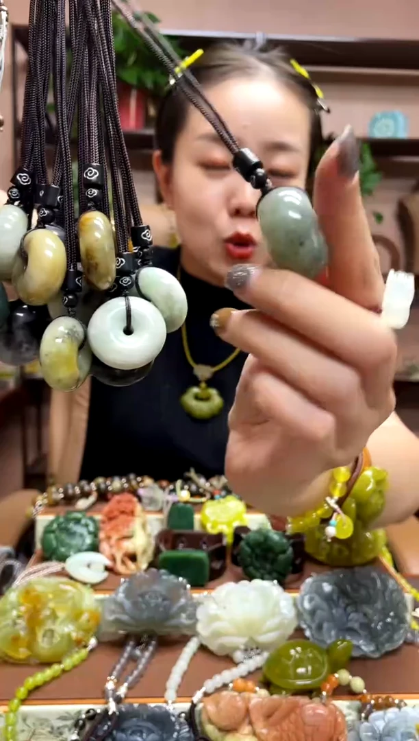 未镶嵌岫玉吊坠多样性发货发其中之一