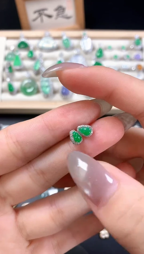 颈饰18K金镶嵌翡翠绿葫芦耳钉