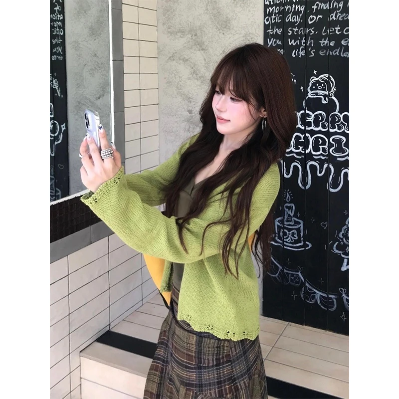 2025早秋新款时尚休闲百搭长袖上衣外搭多巴胺绿色圆领针织开衫女