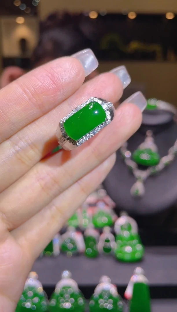 【闪购商品】翡翠吊坠(不含链)18K金镶嵌A18