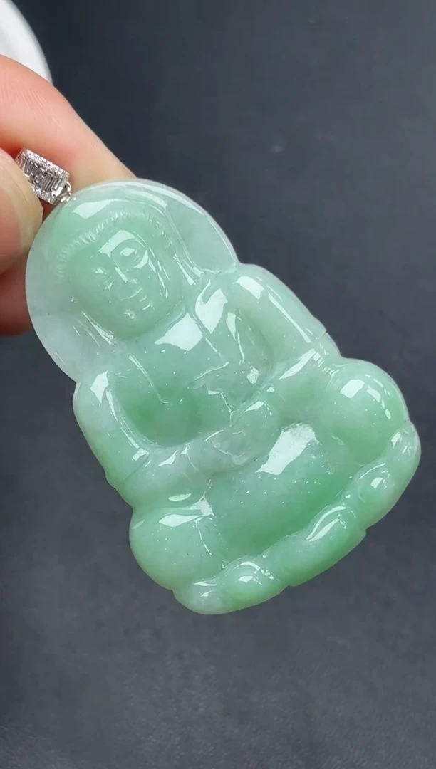 18K金镶嵌挂件翡翠观音