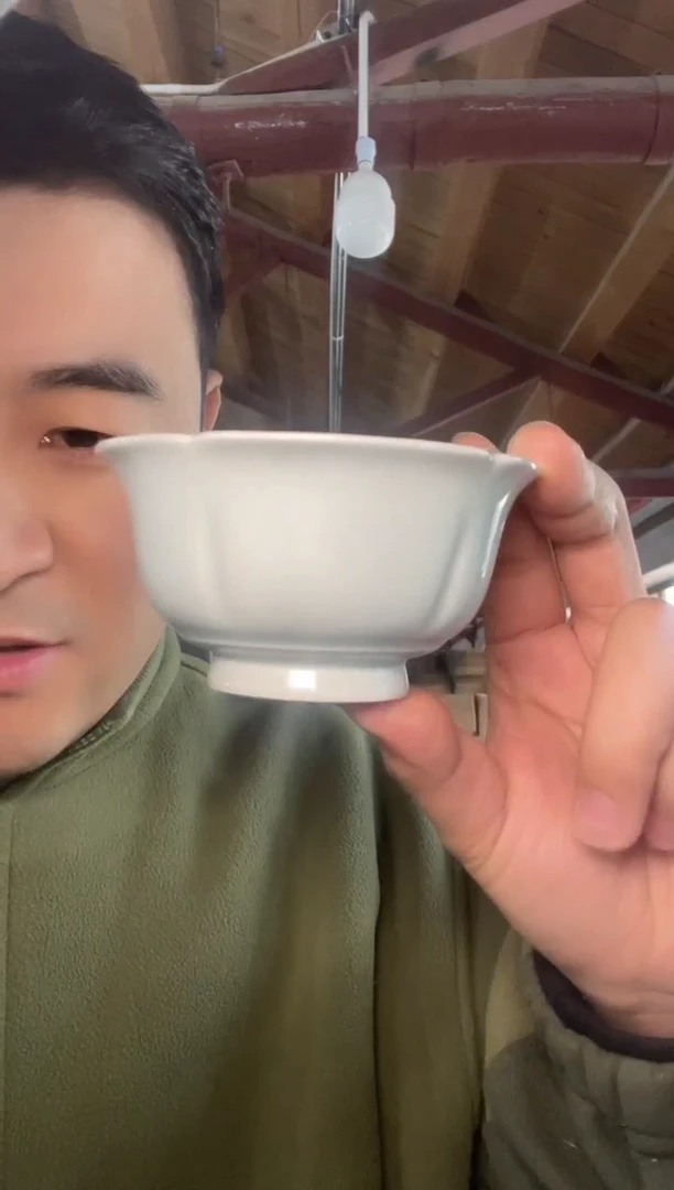 瑕疵天青素面水鸭花口杯1只