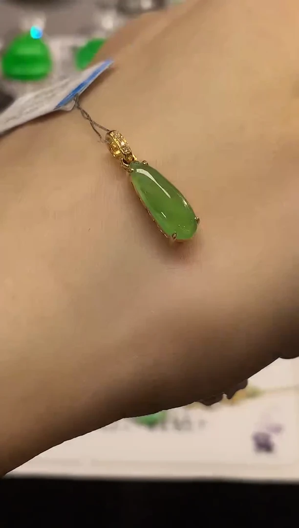 吊坠(不含链)18K金镶嵌翡翠多样性发其一