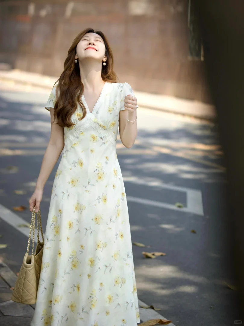 2025夏季法式今年流行漂亮高腰显瘦气质高级感温柔风V领连衣裙女