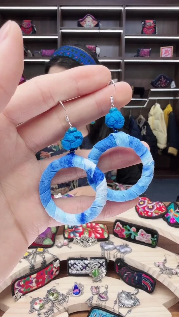 织绣56蒙阿苏苗绣传承店