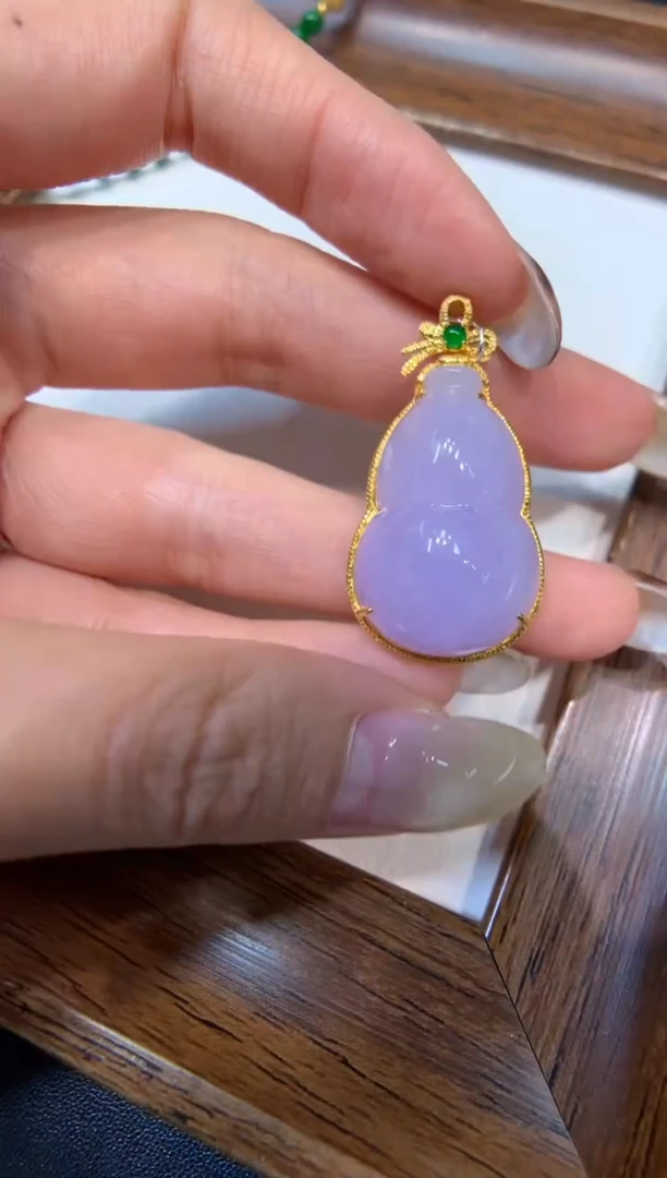 颈饰18K金镶嵌翡翠葫芦