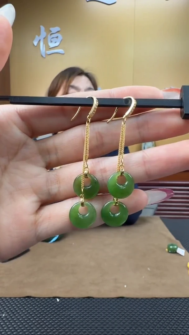 颈饰未镶嵌和田玉耳饰一对