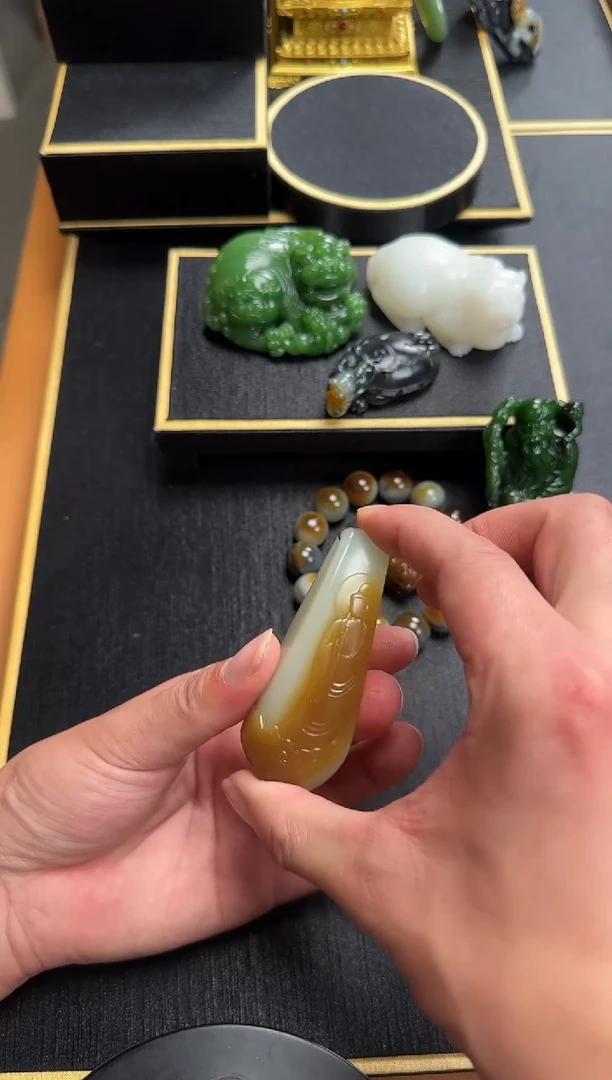 未镶嵌和田玉把件糖黄俏色无相牌