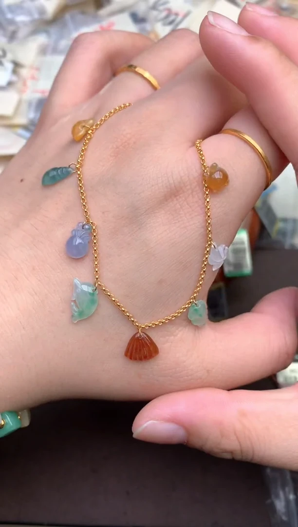 翡翠挂件18K金镶嵌 —