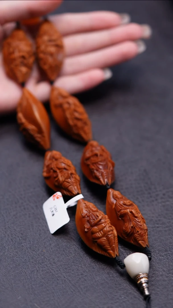 把件橄榄核万佛手持