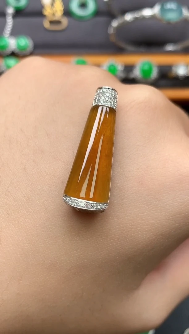 18K金镶嵌翡翠耳饰吊坠