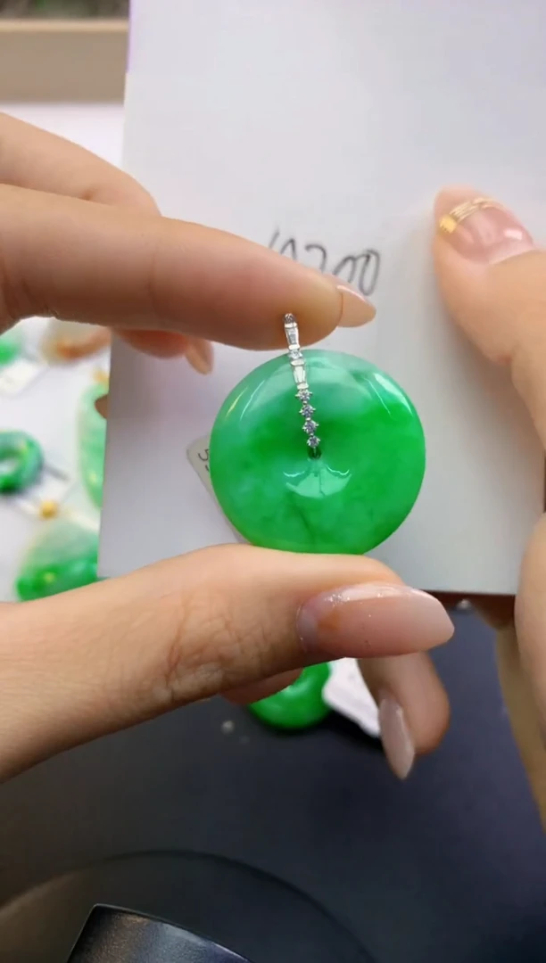 颈饰18K金镶嵌翡翠沙****?天然A货缅甸翡翠百元以上9元证书费自理