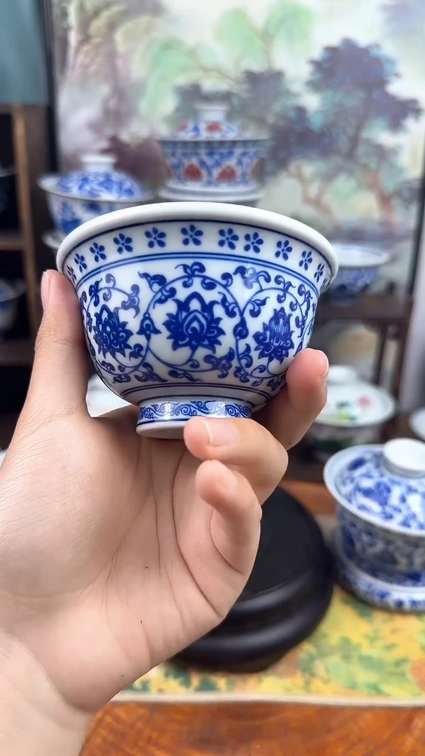 陶瓷青花缠枝莲压手杯