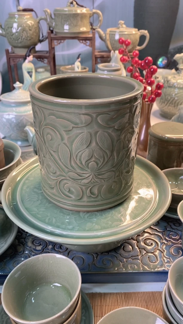 耀州窑瑞*莲纹900036手工刻花笔筒