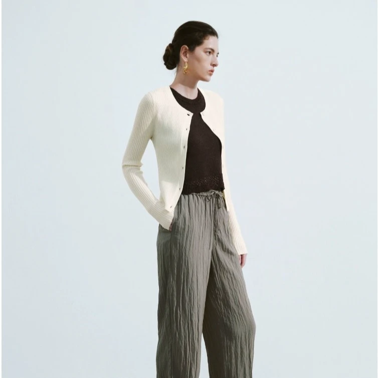 UR2025秋季新款女装休闲简约坑条纽扣针织开衫UWB950004+