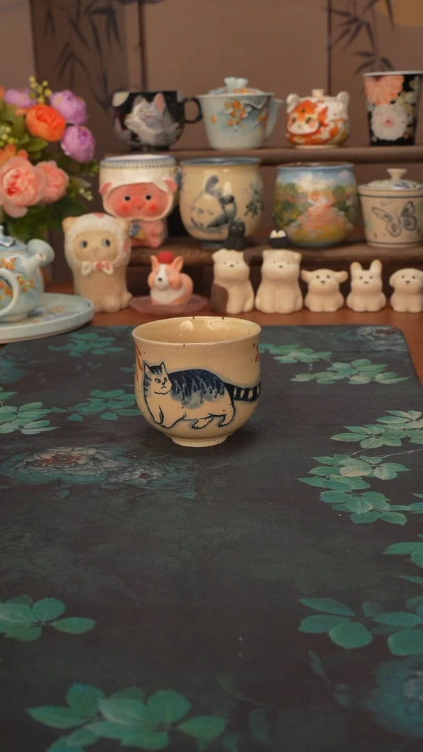 十三 猫咪手握杯