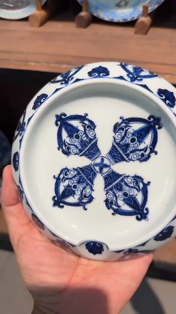 【初谨】青花金刚纹雪茄缸