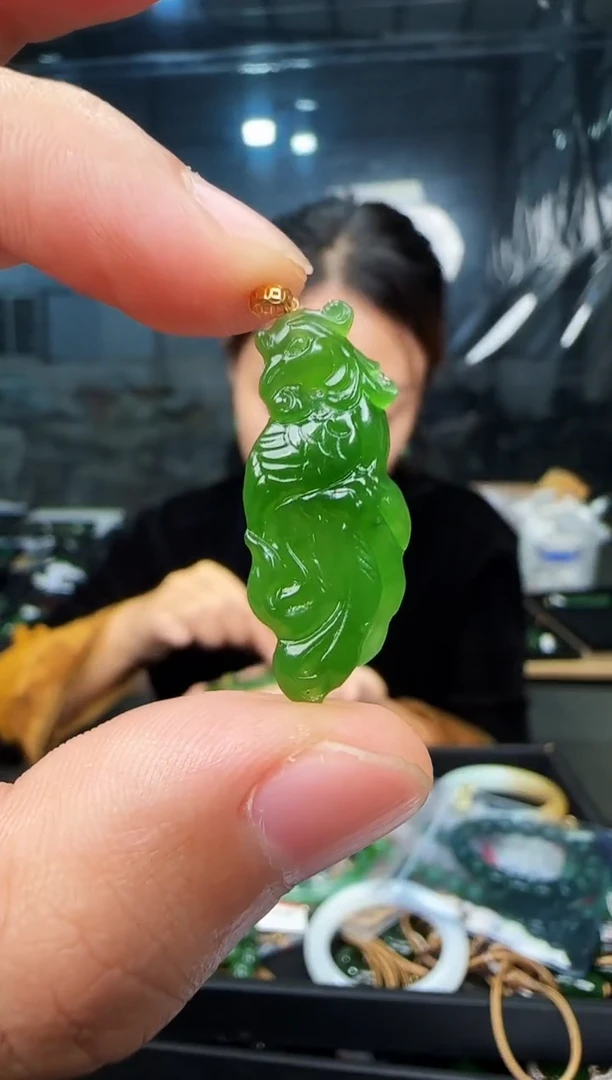 颈饰18K金镶嵌和田玉凤凰多样性发一