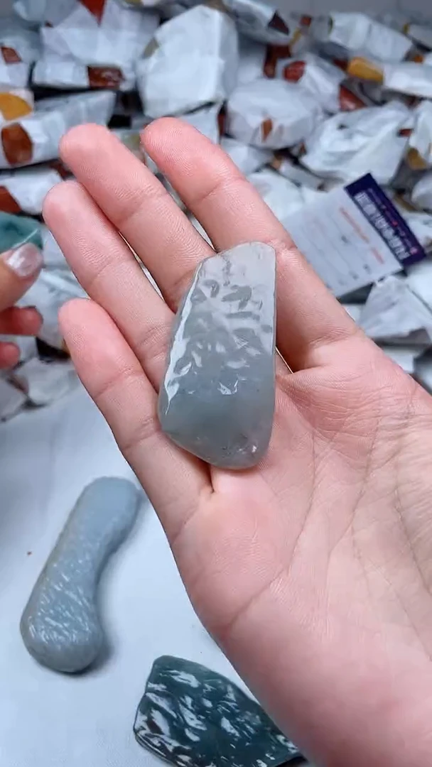 翡翠未镶嵌颈饰土*哈翡翠