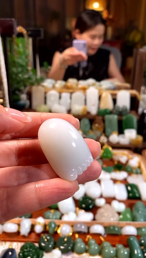 和田玉未镶嵌吊坠(赠链).