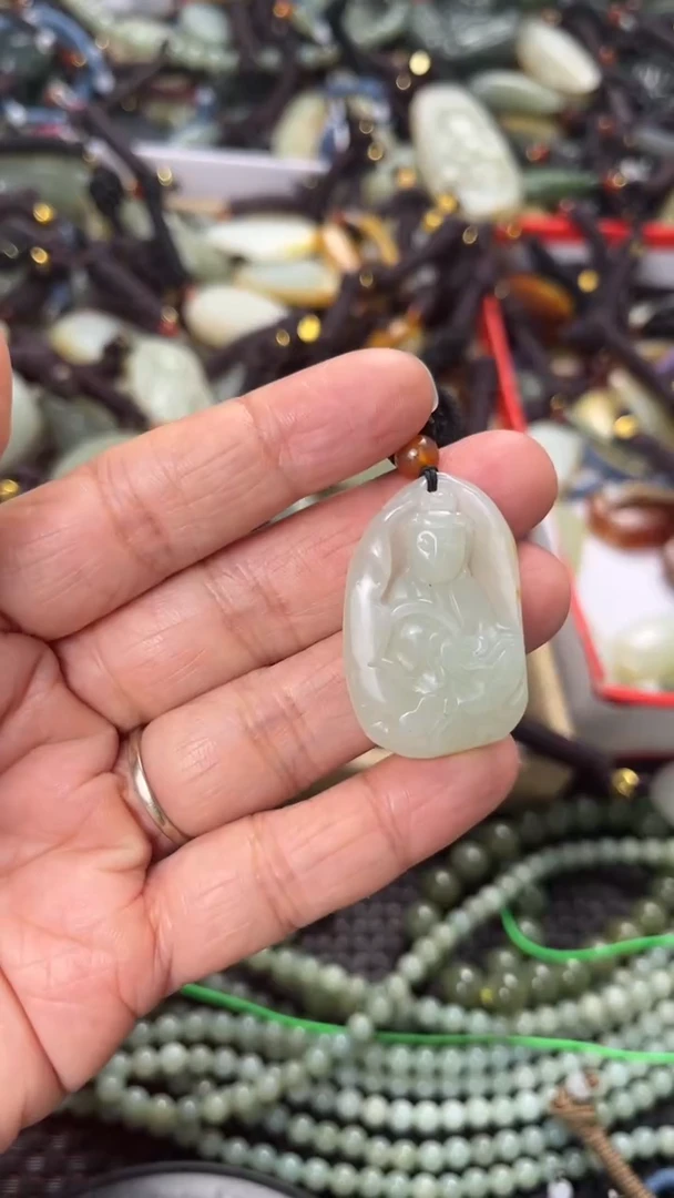 【闪购商品】和田玉颈饰未镶嵌多样性发货没有证书，拍一发一.有瑕