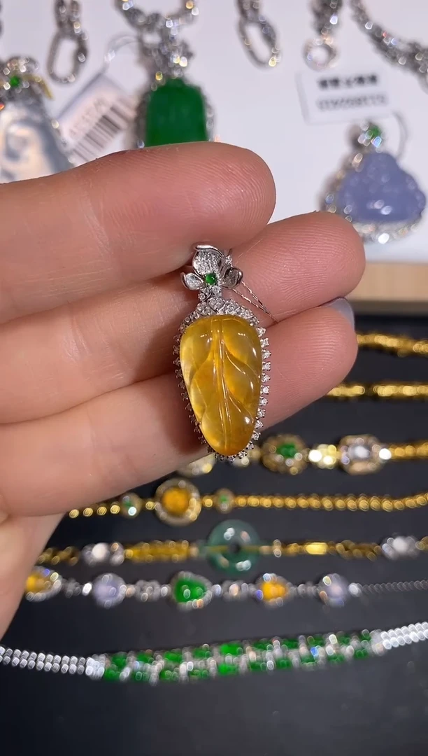 颈饰18K金镶嵌翡翠吊坠