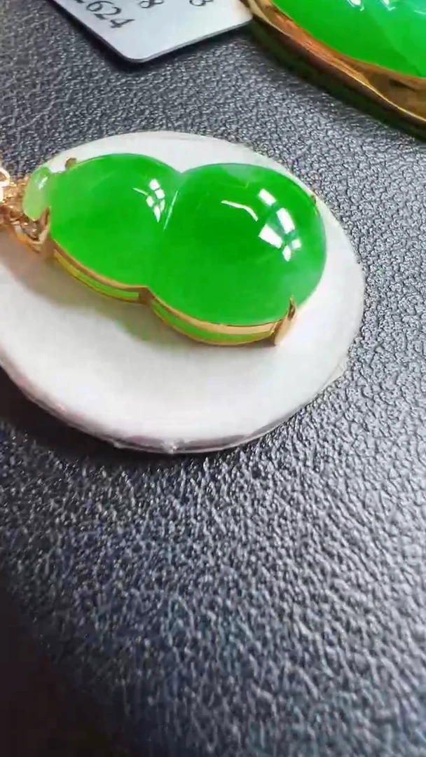 颈饰18K金镶嵌翡翠葫芦