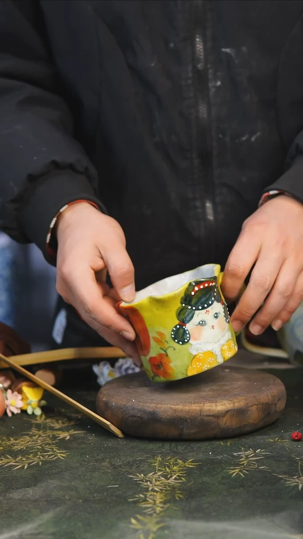 【闪购商品】景德镇釉下彩手绘一月美人杯