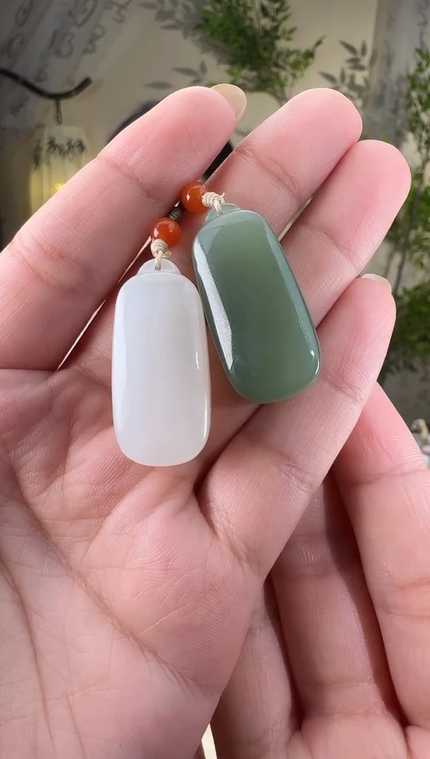 和田玉未镶嵌颈饰无事牌 多样性发其一