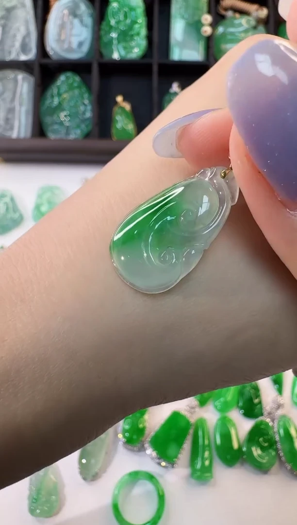 颈饰18K金镶嵌翡翠缅甸A货翡翠