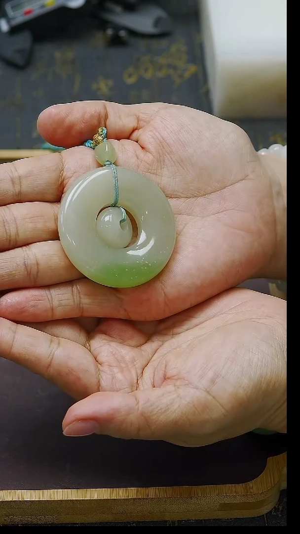 吊坠(不含链)未镶嵌和田玉翠青子母扣扣吊坠
