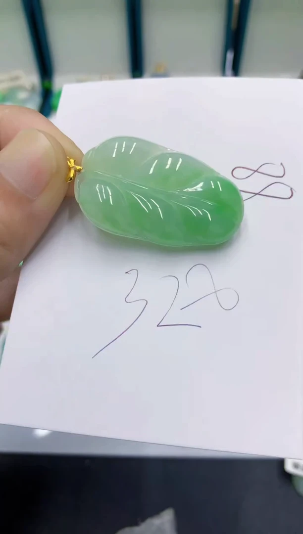 翡翠18K金镶嵌颈饰翡翠