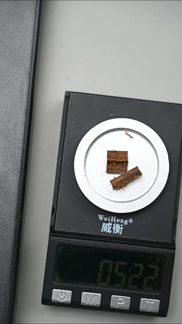 沉香手把件0.5g绿奇楠土熟沉水碎料
