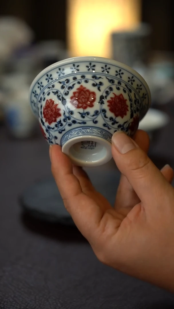 全手绘青花釉里红仿古八朵缠枝莲压手杯（大）