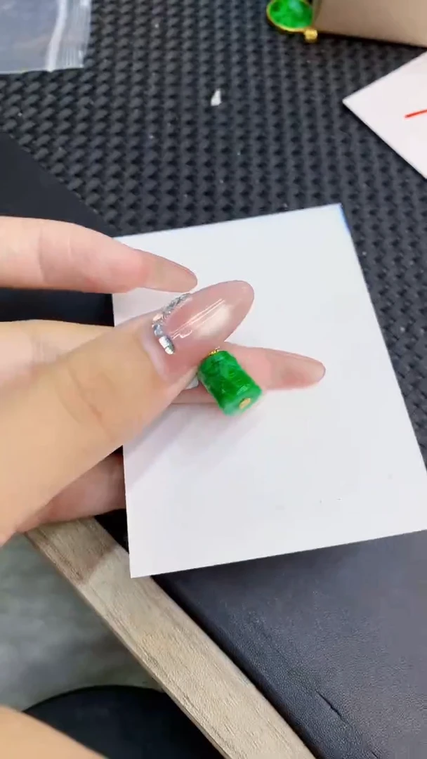 翡翠18K金镶嵌吊坠(不含链)1