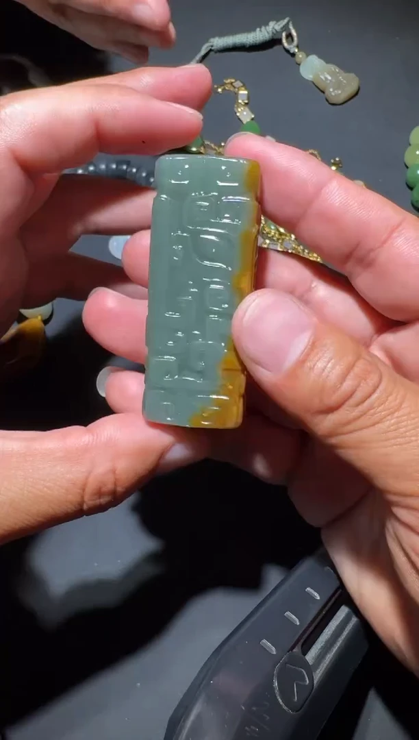 未镶嵌和田玉（糖玉）挂件和田玉